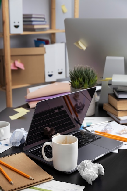 Kostenloses Foto stillleben des büro-schreibtischs