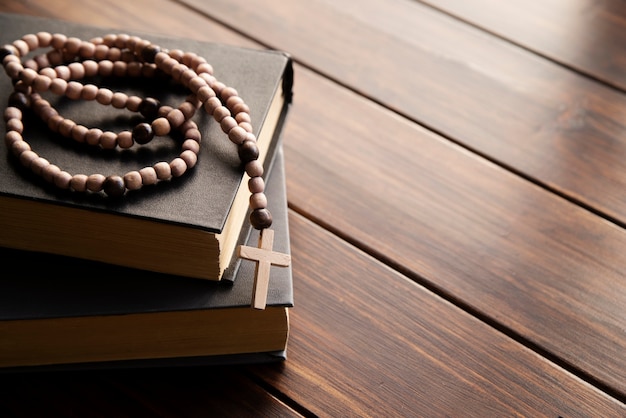 Stillleben des Kruzifixes mit Buch