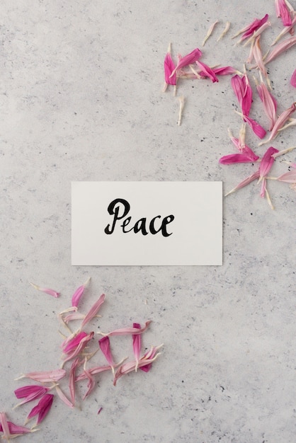 Stillleben-Friedenstag-Arrangement mit Blütenblättern