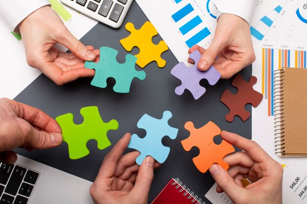 Stillleben-Geschäftsrollen mit verschiedenen Puzzleteilen