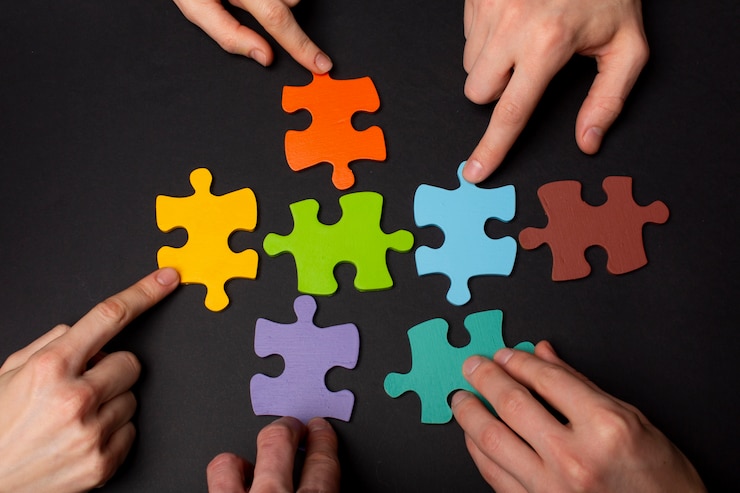 Kostenlose Foto stillleben-geschäftsrollen mit verschiedenen puzzleteilen