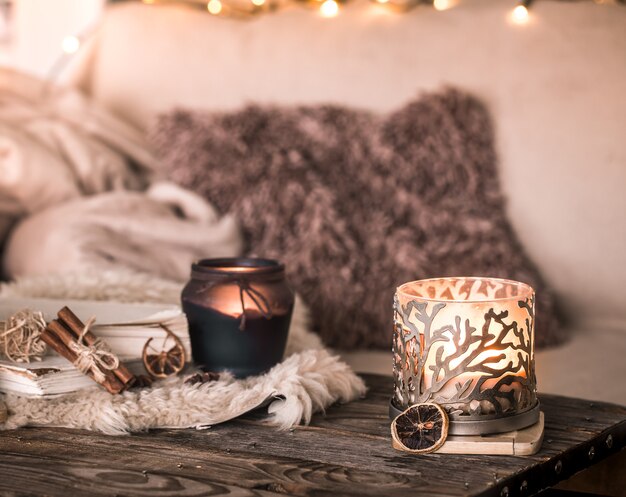 Stillleben häusliche Atmosphäre im Innenraum mit Kerzen auf dem Hintergrund von gemütlich