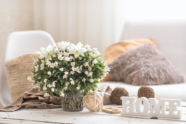 Stillleben im Wohnzimmer mit Holzinschrift nach Hause