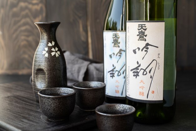 Stillleben japanischer Sake-Getränkeflaschen