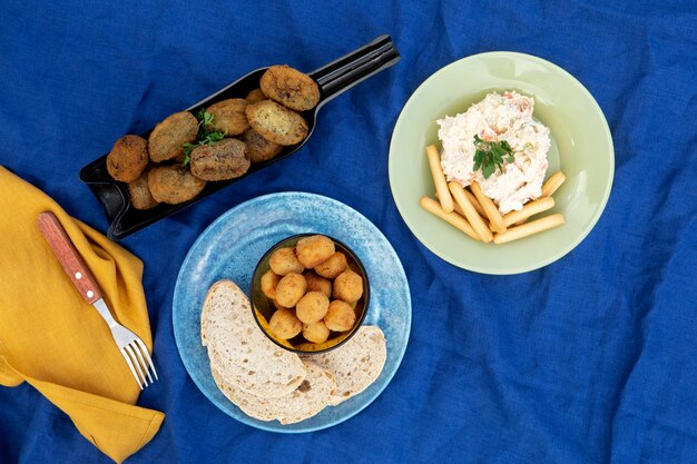 Stillleben köstliche frittierte Krokettenkomposition