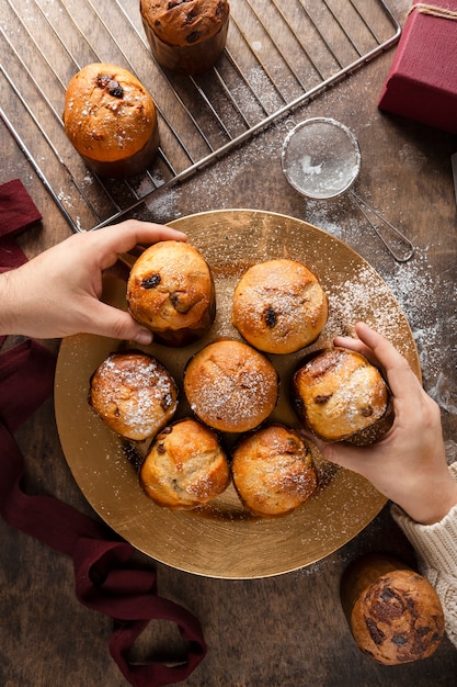 Kostenloses Foto stillleben köstliche panettone-komposition