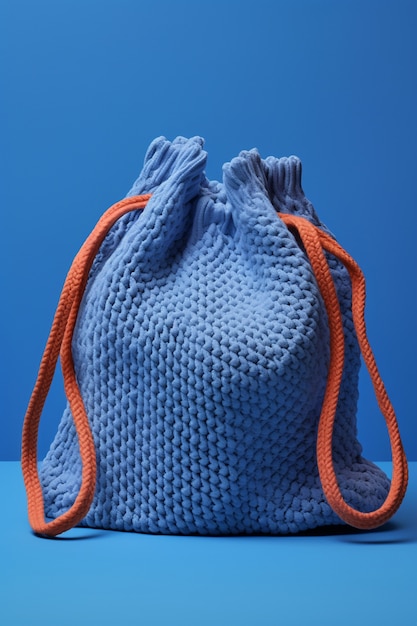 Stillleben mit blauer gestrickter Tasche