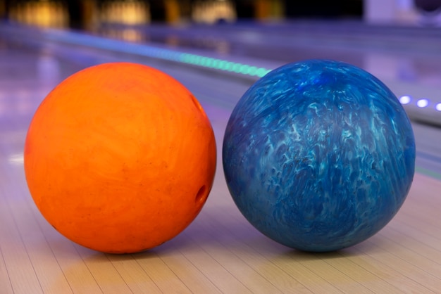 Kostenloses Foto stillleben mit bowlingkugeln