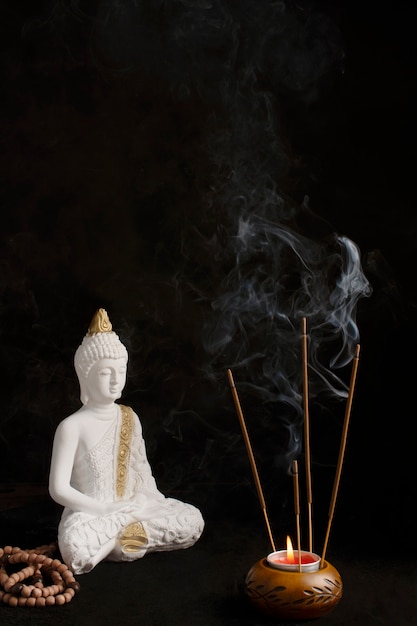 Kostenloses Foto stillleben mit buddha-figur