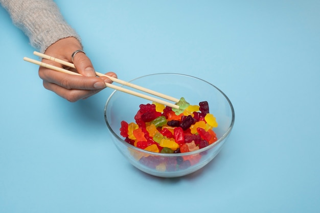 Kostenloses Foto stillleben mit bunten gummibärchen