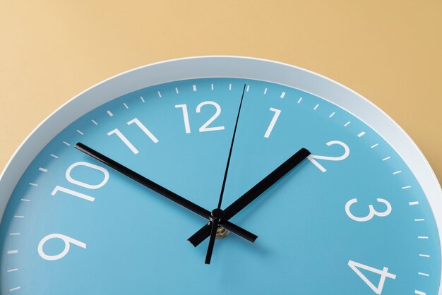 Stillleben mit der Wanduhr von oben
