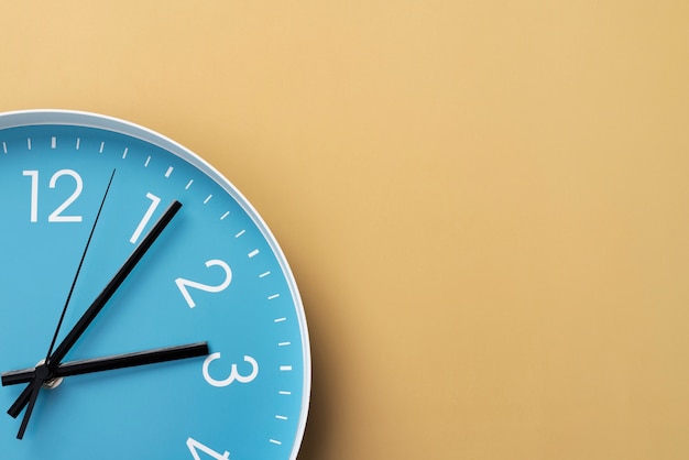 Stillleben mit der Wanduhr von oben