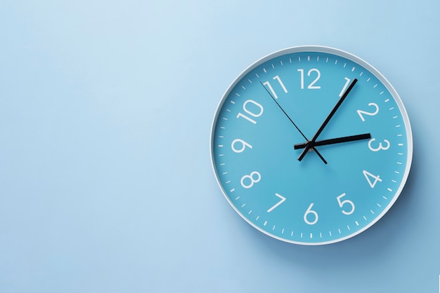 Stillleben mit der Wanduhr von oben