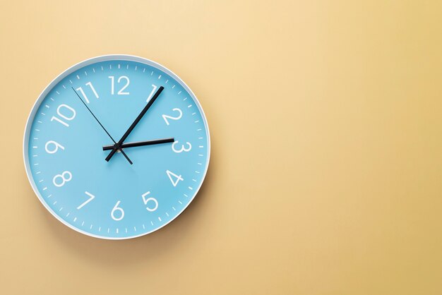 Stillleben mit der Wanduhr von oben