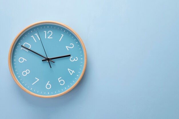 Stillleben mit der Wanduhr von oben
