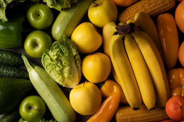 Kostenloses Foto stillleben mit echter ernährungspyramidenanordnung