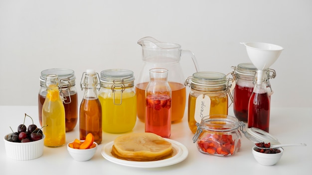 Kostenloses Foto stillleben mit einer kombucha-flasche