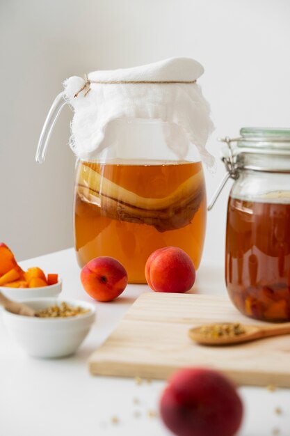 Stillleben mit einer Kombucha-Flasche