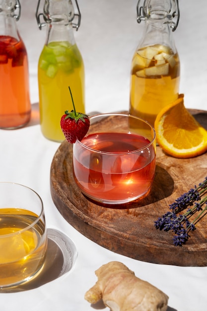 Kostenloses Foto stillleben mit einer kombucha-flasche