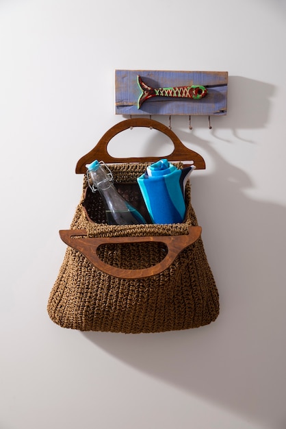 Kostenloses Foto stillleben mit einer strandtasche, bereit für die reise