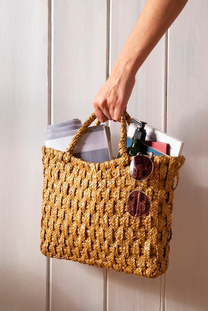 Kostenloses Foto stillleben mit einer strandtasche, bereit für die reise