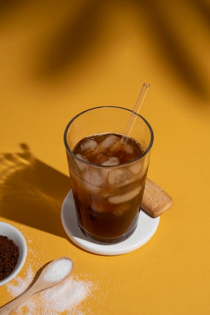 Stillleben mit Eiskaffeegetränk