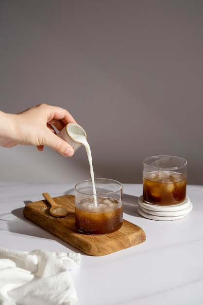 Stillleben mit Eiskaffeegetränk