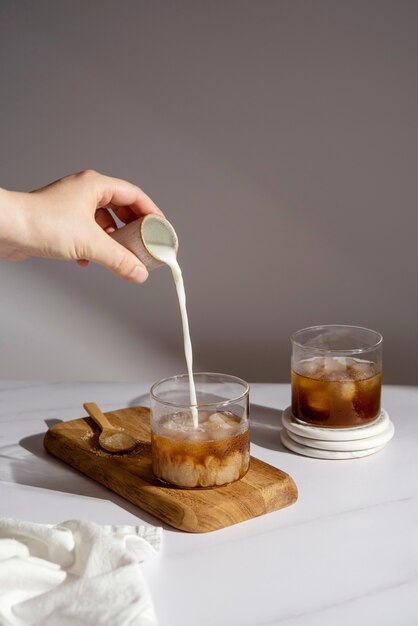 Stillleben mit Eiskaffeegetränk