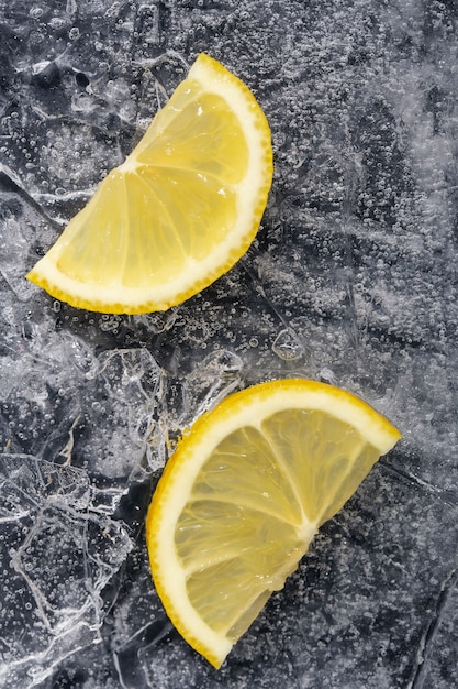 Stillleben mit Eiswürfeln von oben