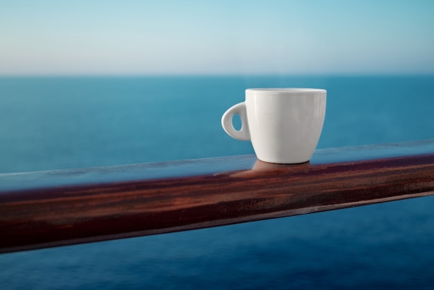 Stillleben mit entspannender Kaffeetasse auf der Terrasse