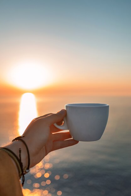 Stillleben mit entspannender Kaffeetasse auf der Terrasse