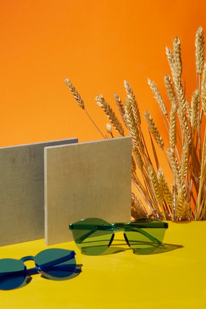 Stillleben mit farbigen transparenten Sonnenbrillen