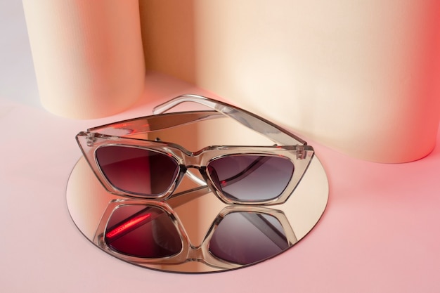Stillleben mit farbiger transparenter Sonnenbrille