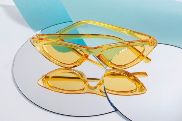 Stillleben mit farbiger transparenter Sonnenbrille