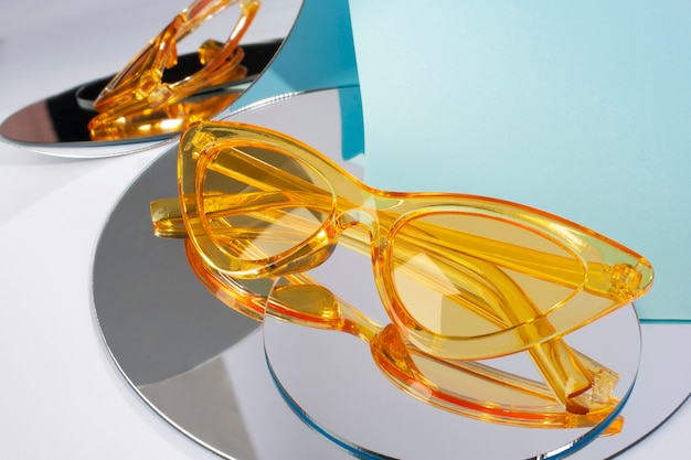 Stillleben mit farbiger transparenter Sonnenbrille