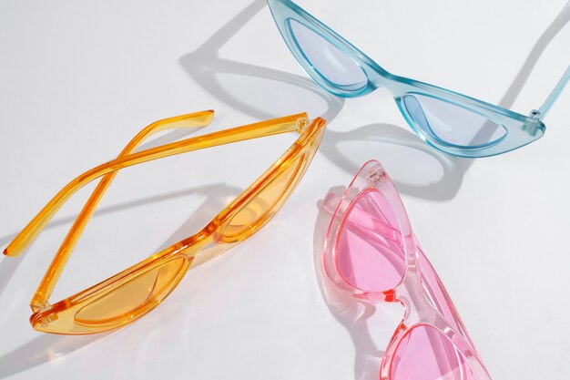 Stillleben mit farbiger transparenter Sonnenbrille