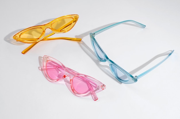 Stillleben mit farbiger transparenter Sonnenbrille