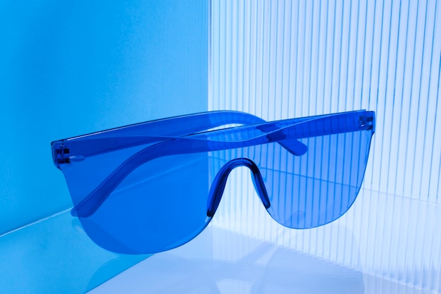 Stillleben mit farbiger transparenter Sonnenbrille