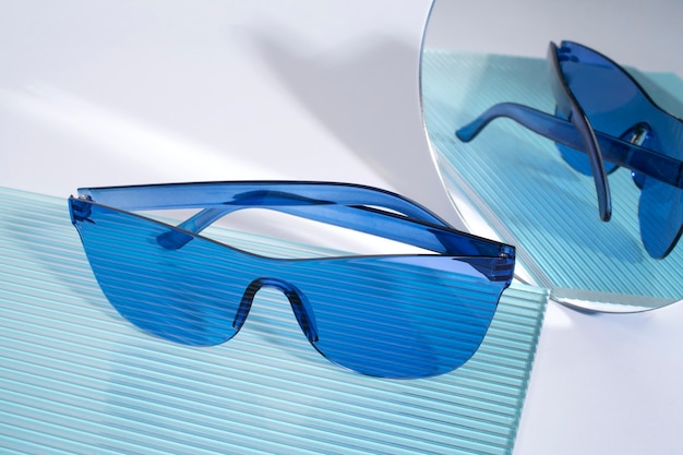 Kostenloses Foto stillleben mit farbiger transparenter sonnenbrille