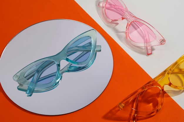 Stillleben mit farbiger transparenter Sonnenbrille