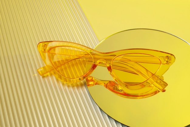 Stillleben mit farbiger transparenter Sonnenbrille