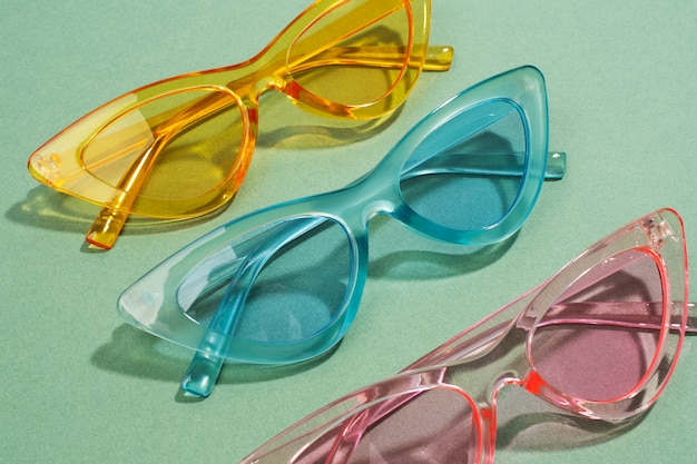 Stillleben mit farbiger transparenter Sonnenbrille