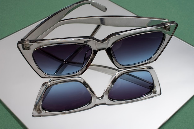 Stillleben mit farbiger transparenter Sonnenbrille