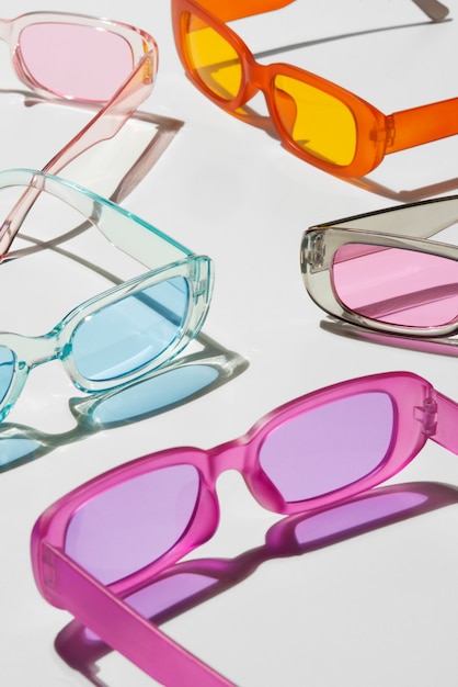 Stillleben mit farbiger transparenter Sonnenbrille