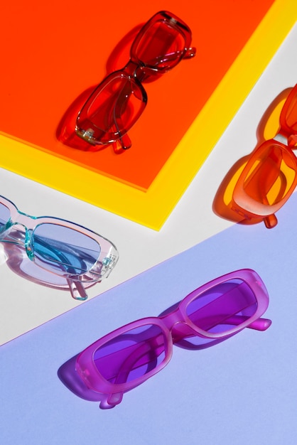 Stillleben mit farbiger transparenter Sonnenbrille