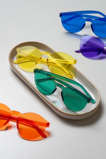 Kostenloses Foto stillleben mit farbiger transparenter sonnenbrille