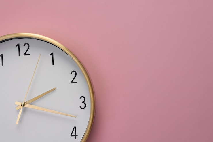 Kostenlose Foto stillleben mit flach liegender wanduhr