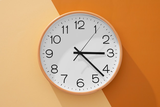 Stillleben mit flach liegender Wanduhr