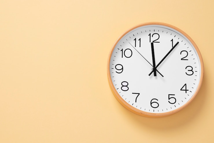 Kostenlose Foto stillleben mit flach liegender wanduhr