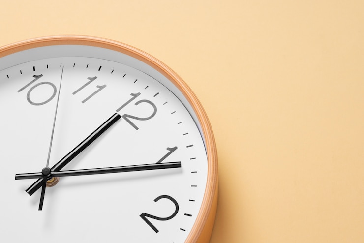 Kostenlose Foto stillleben mit flach liegender wanduhr